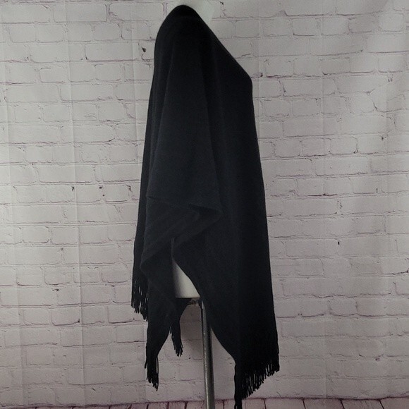 Collectioneighteen women's shawl/wrap black knit with fringe. One Size. - Picture 4 of 6